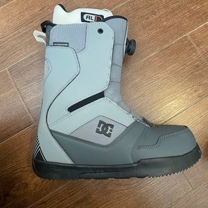 DC snow boarding boots